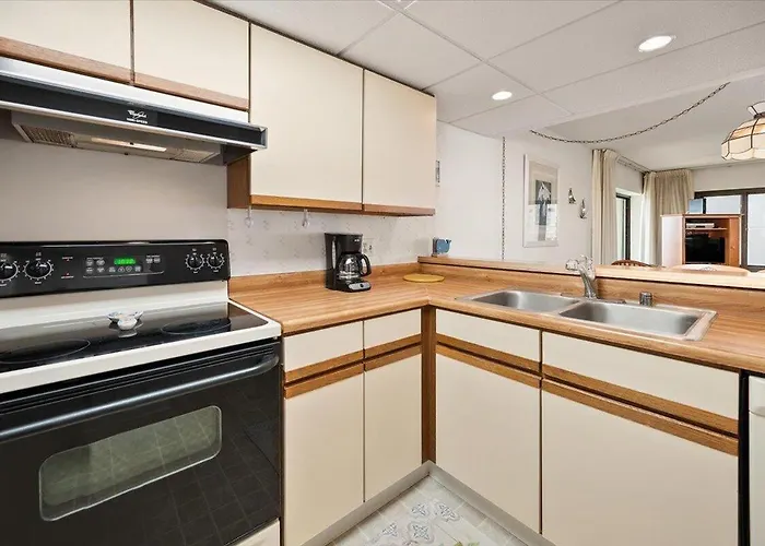 Beautiful Oceanfront 3 Bedroom Rainbow With Outdoor Pool!