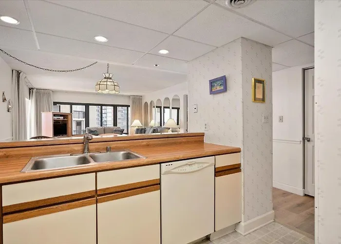 Beautiful Oceanfront 3 Bedroom Rainbow With Outdoor Pool! Ocean City