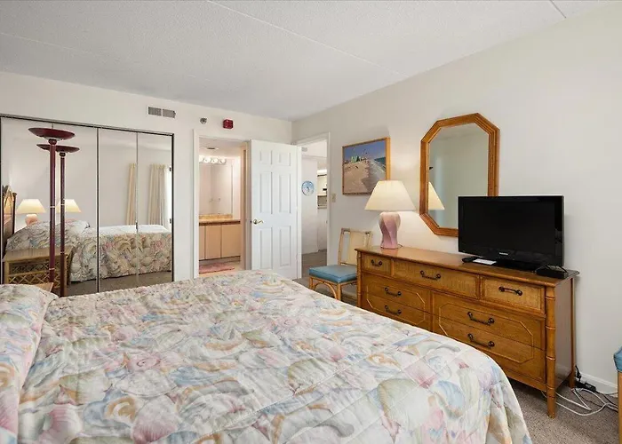 Beautiful Oceanfront 3 Bedroom Rainbow With Outdoor Pool! *