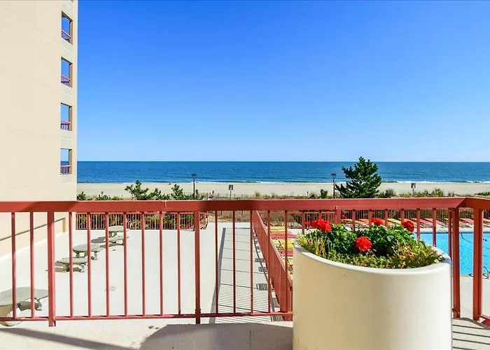 Beautiful Oceanfront 3 Bedroom Rainbow With Outdoor Pool!