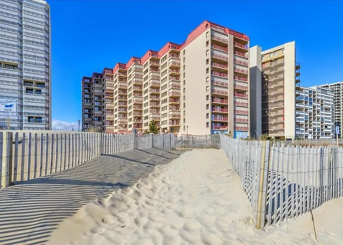 Beautiful Oceanfront 3 Bedroom Rainbow With Outdoor Pool!